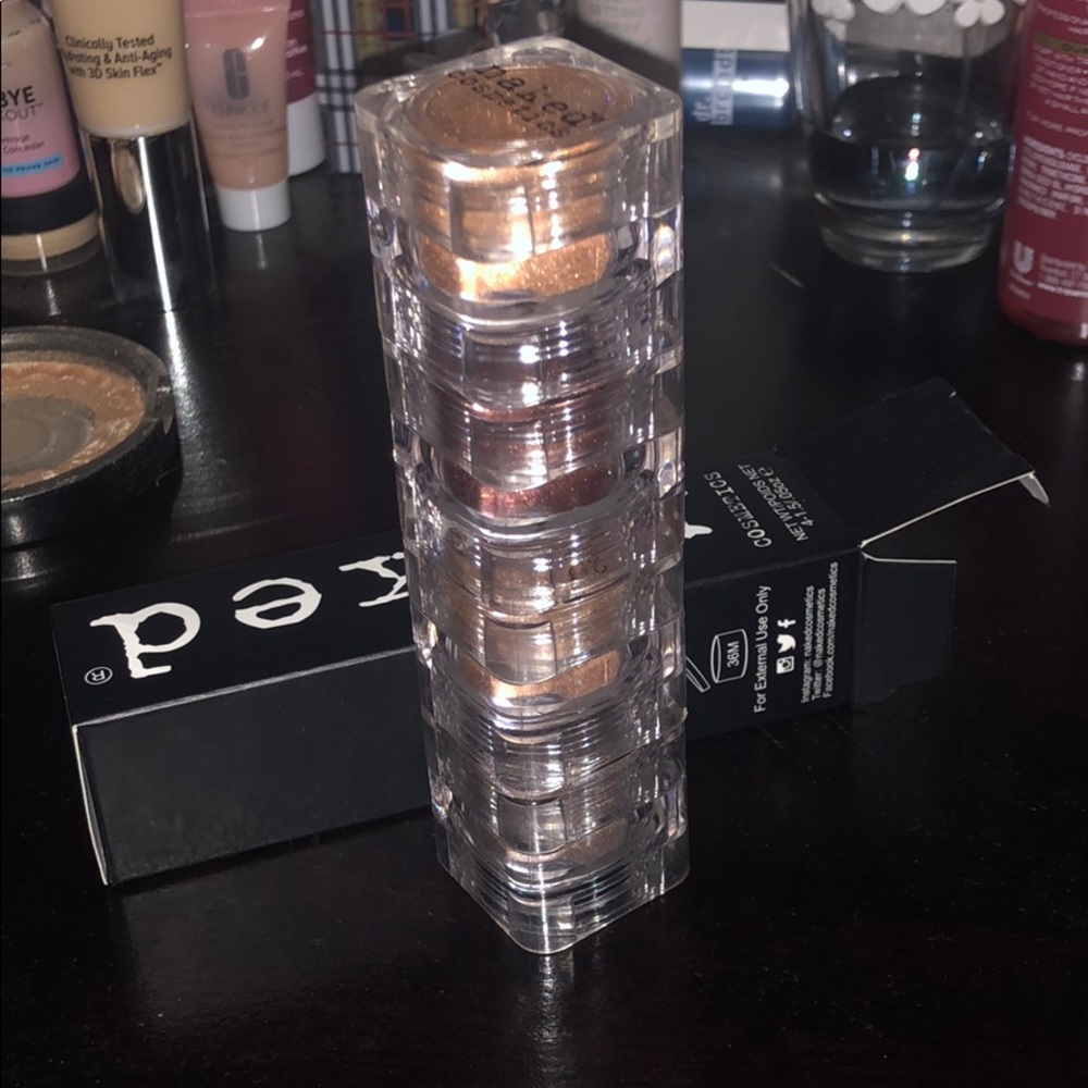 Naked cosmetics eyeshadow pigment
